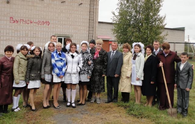 Фото после посадки деревьев около родной школы