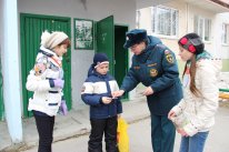 Юннаты раздавали прохожим листовки о правилах пожарной безопасности на природе, о том, какой вред наносит поджог травы