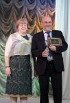 Министр образования Астраханской области В.А. Гутман получает Гран-При "Зелёной планеты" из рук М.В. Медведевой. Фото В. Ромейко